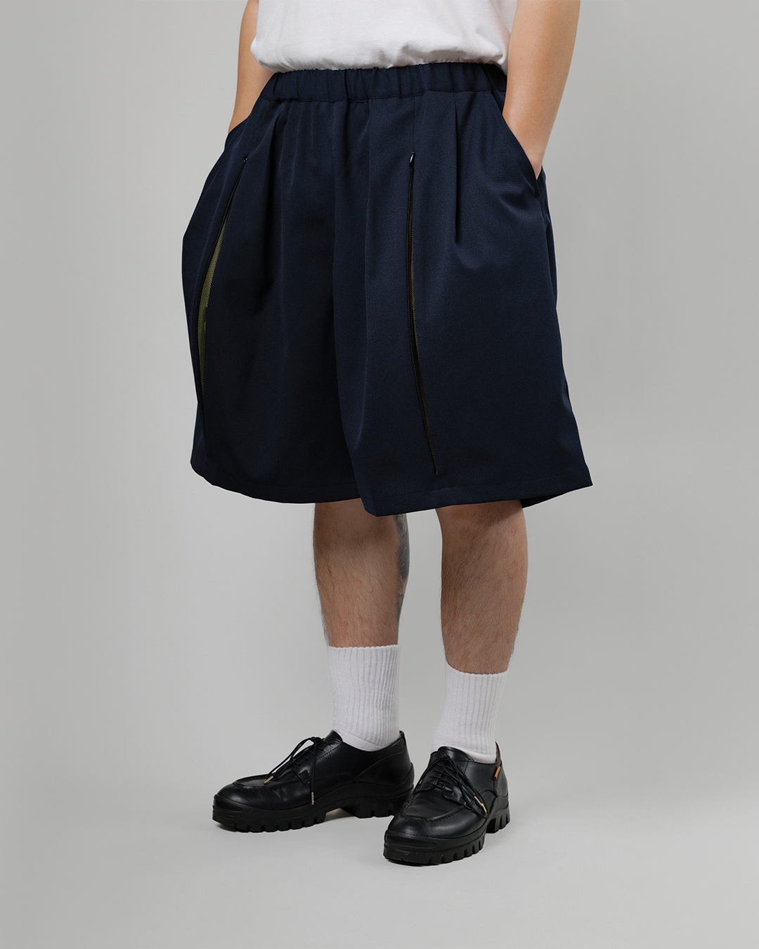 UNTRACE｜_263 KNEE SHORTS (DARK NAVY / OLIVE)