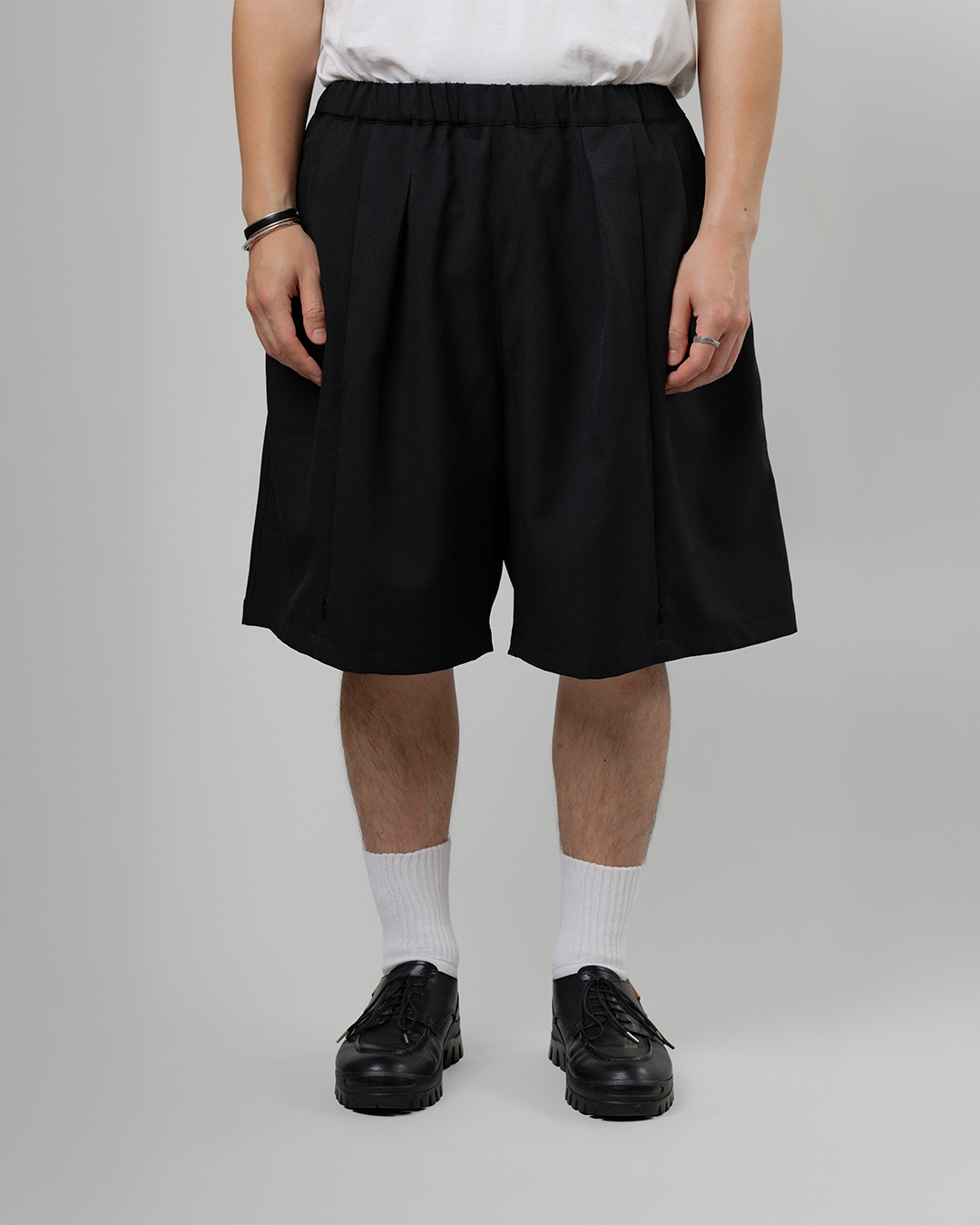 UNTRACE｜_263 KNEE SHORTS (BLACK / DARK BROWN)