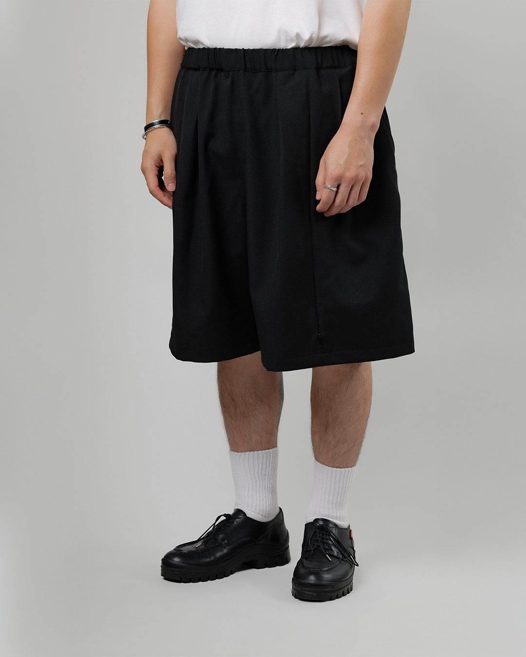 UNTRACE｜_263 KNEE SHORTS (BLACK / DARK BROWN)