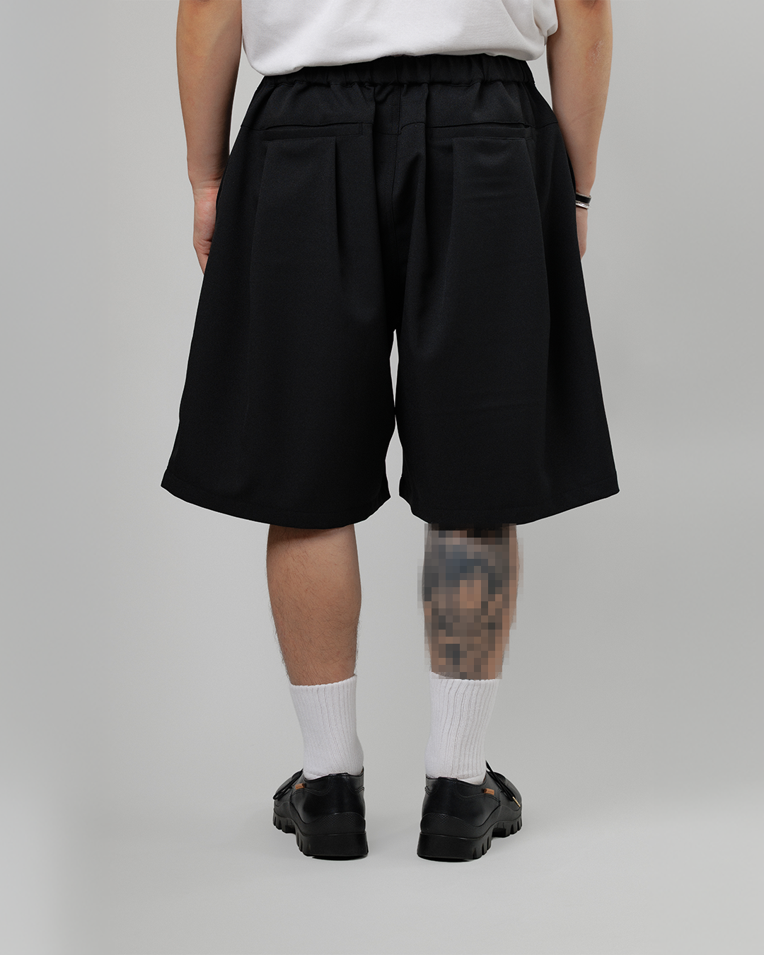 UNTRACE｜_263 KNEE SHORTS (BLACK / DARK BROWN)