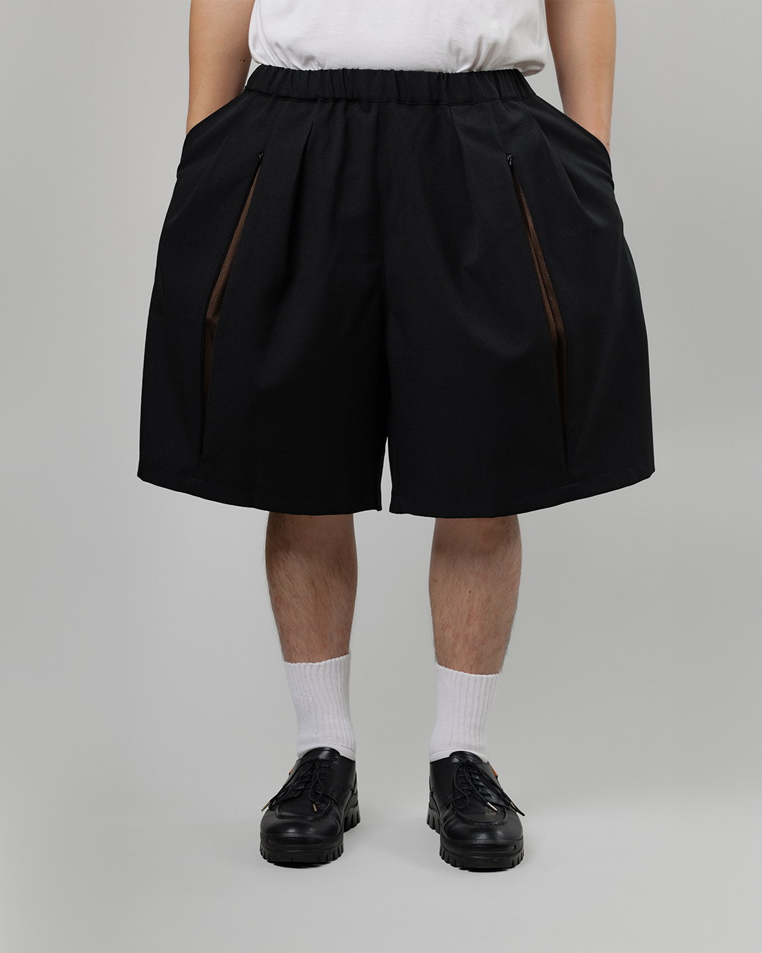 UNTRACE｜_263 KNEE SHORTS (BLACK / DARK BROWN)