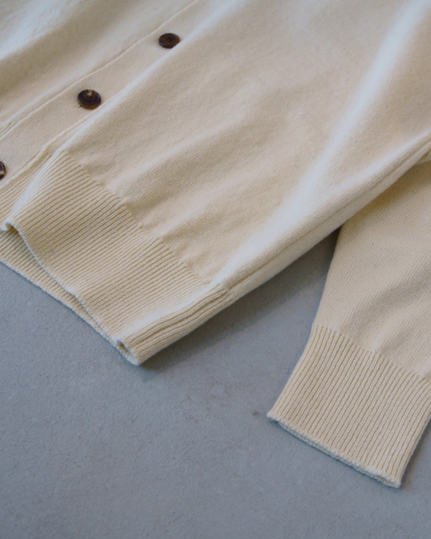 YONETOMI｜RIGID CASHMERE SWEATER Cardigan (RAW)