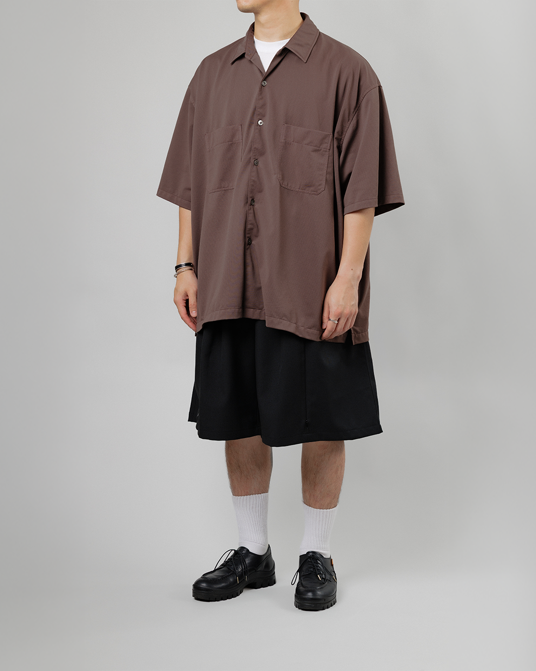 UNTRACE｜_263 KNEE SHORTS (BLACK / DARK BROWN)