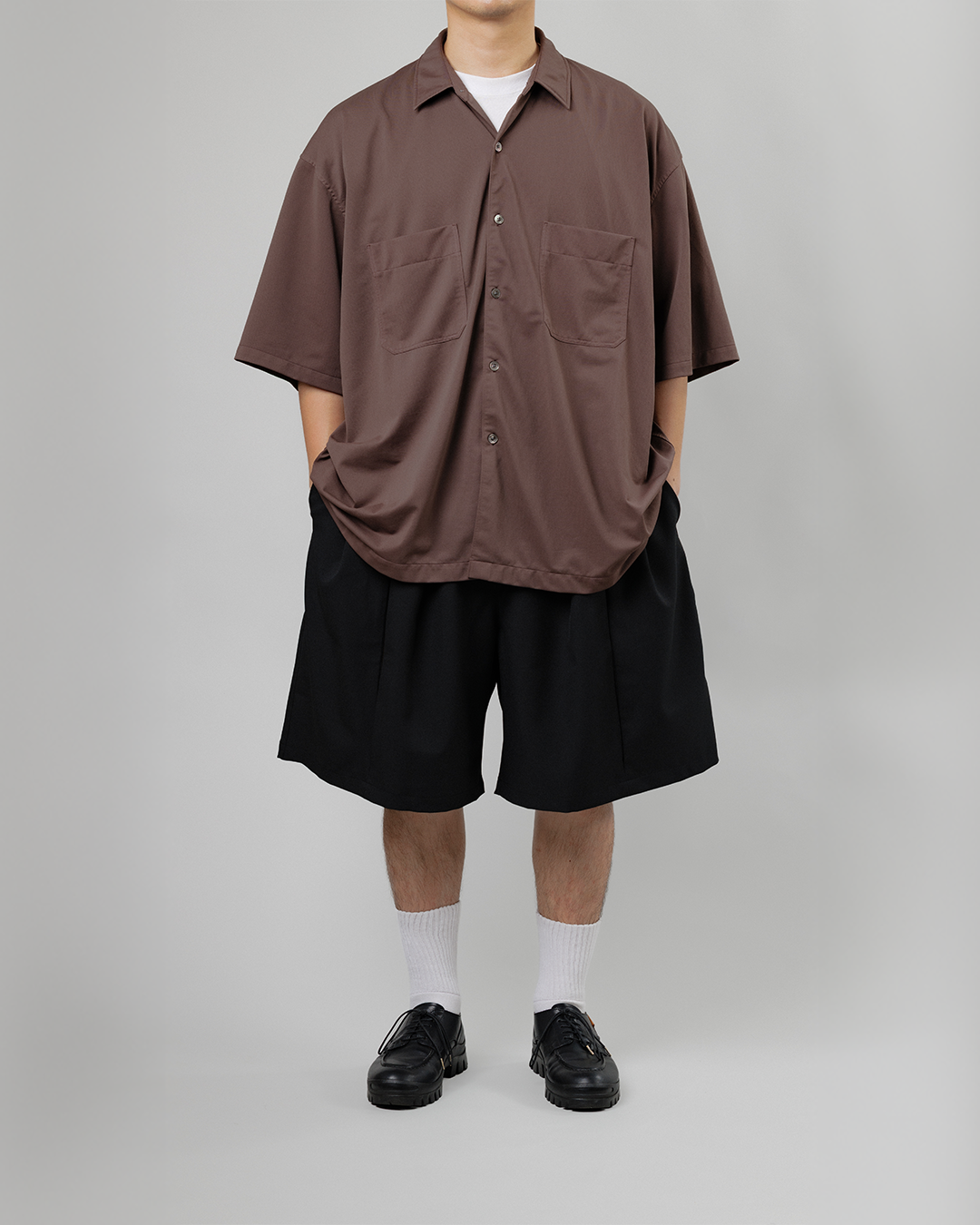 UNTRACE｜_263 KNEE SHORTS (BLACK / DARK BROWN)