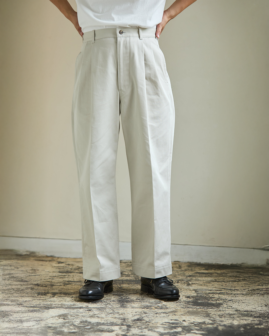 Schuray.｜Combed Cotton Chino Trousers (BEIGE)