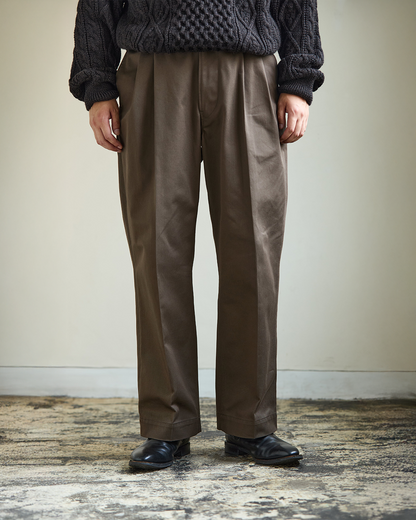 Schuray.｜Combed Cotton Chino Trousers (BROWN)