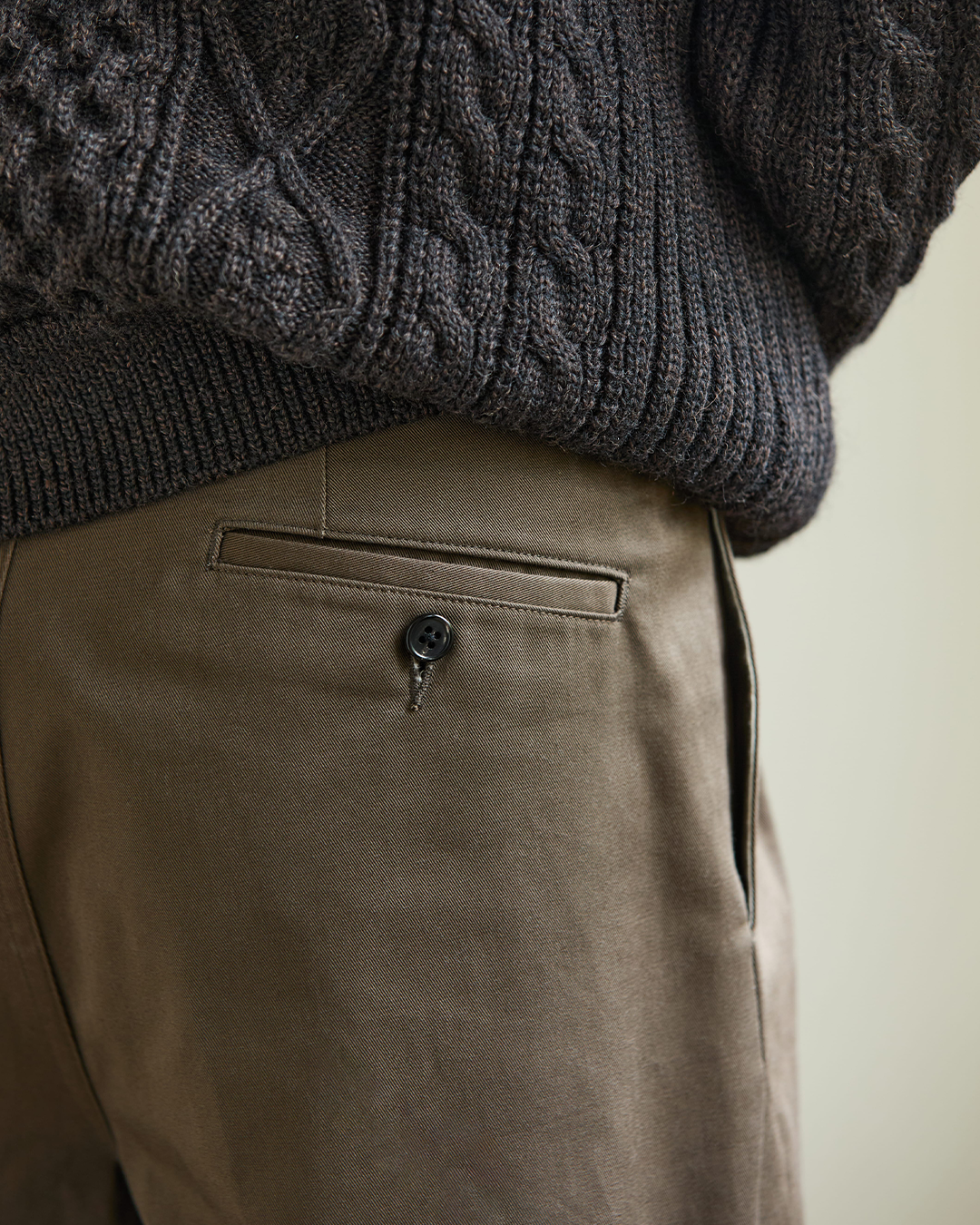 Schuray.｜Combed Cotton Chino Trousers (BROWN)