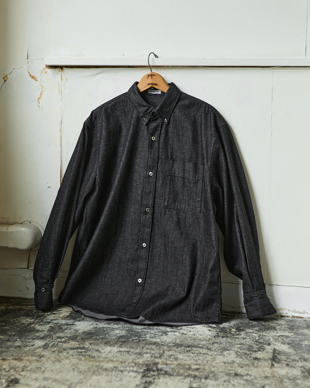 Schuray.｜Slab Denim Button-Down Shirt (BLACK)