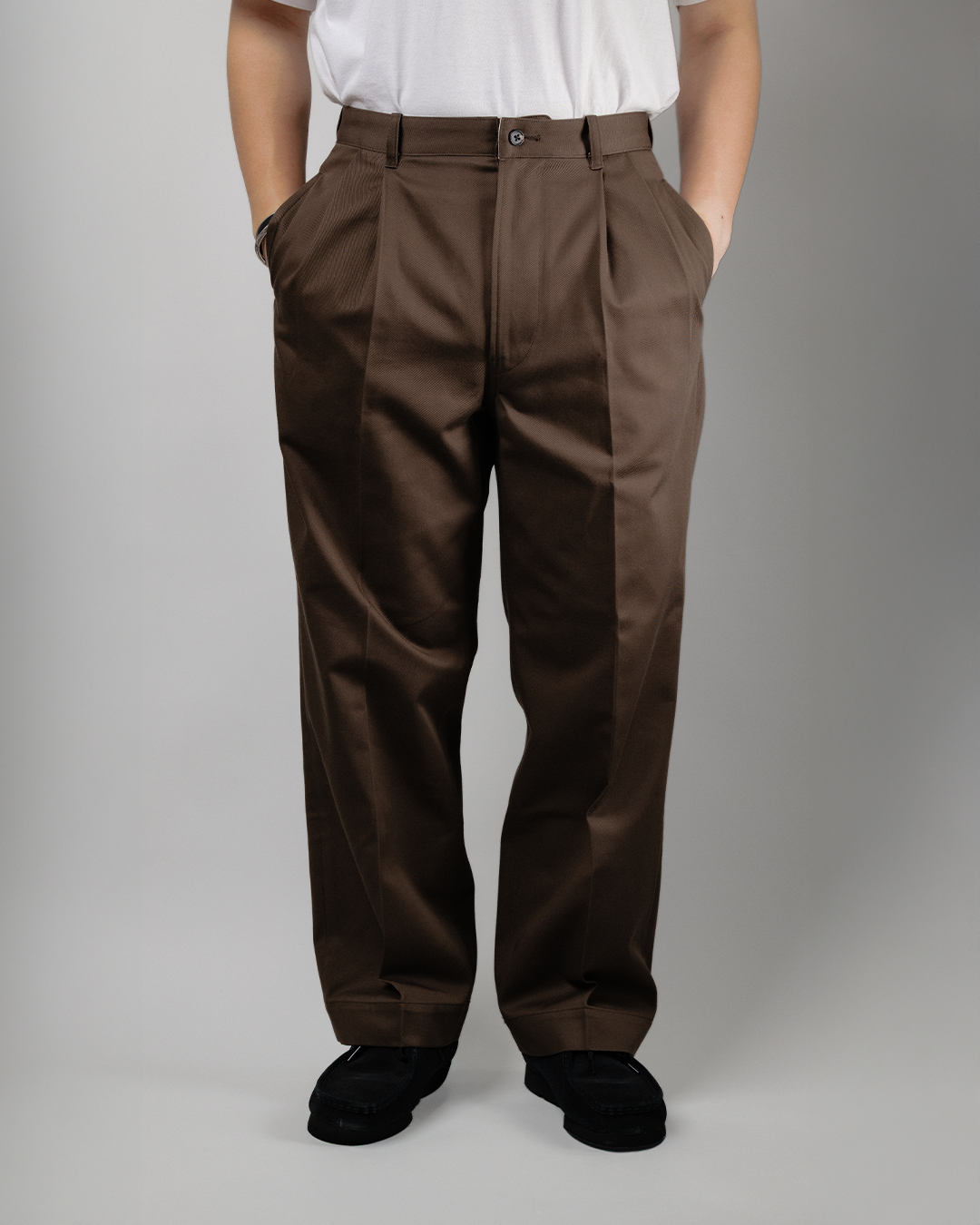 Schuray.｜Combed Cotton Chino Trousers (BROWN)