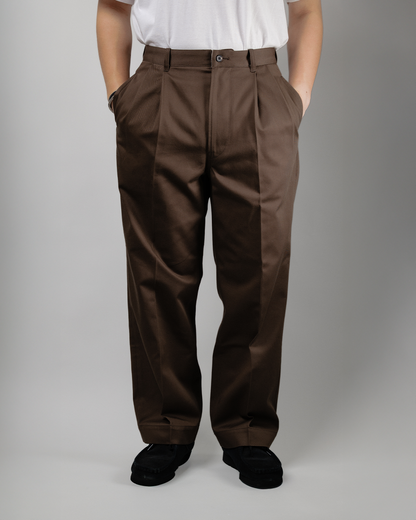 Schuray.｜Combed Cotton Chino Trousers (BROWN)