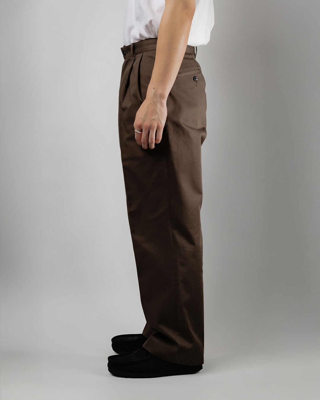 Schuray.｜Combed Cotton Chino Trousers (BROWN)