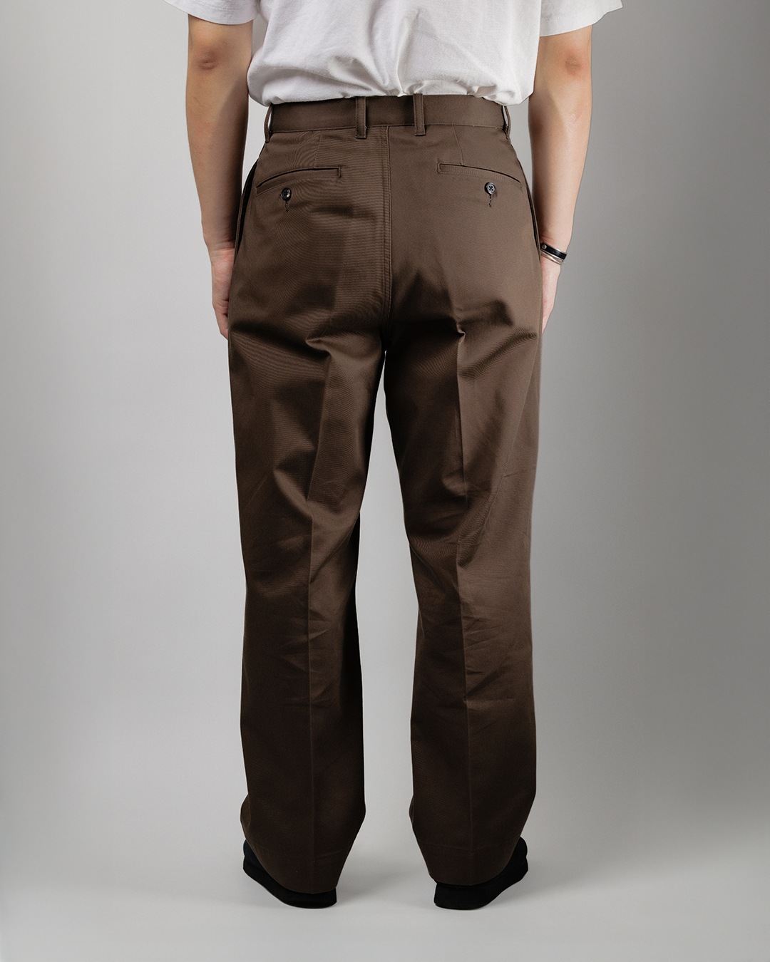 Schuray.｜Combed Cotton Chino Trousers (BROWN)