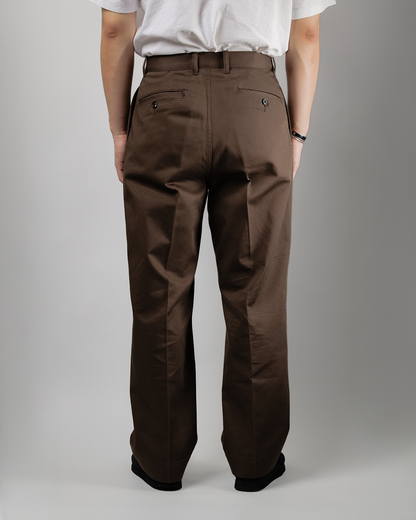 Schuray.｜Combed Cotton Chino Trousers (BROWN)